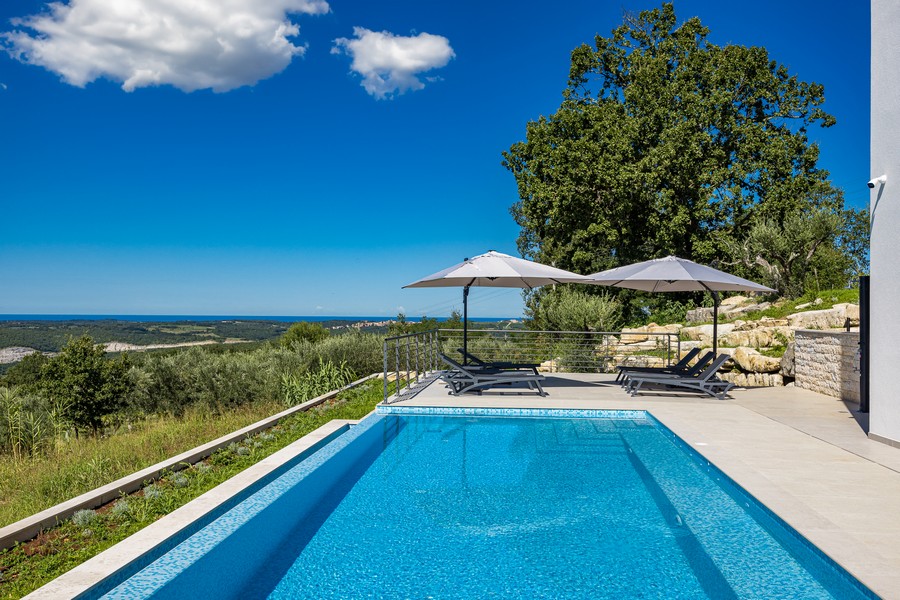 Großzügiger Poolbereich mit Sonnenterrasse und Meerblick