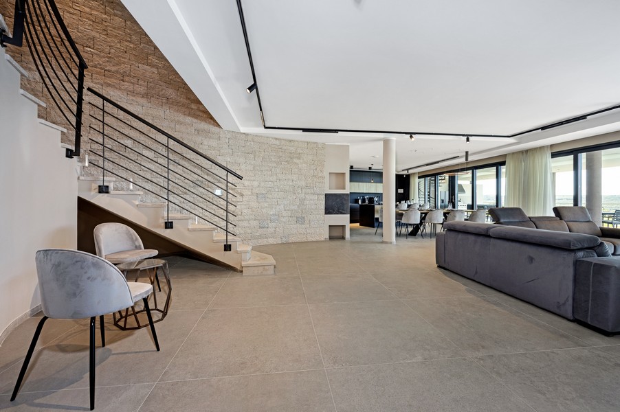 Offener Wohnbereich mit Treppe und hochwertiger Ausstattung