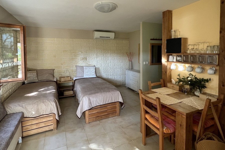 Schlafzimmer mit zwei Einzelbetten und kleinem Essbereich