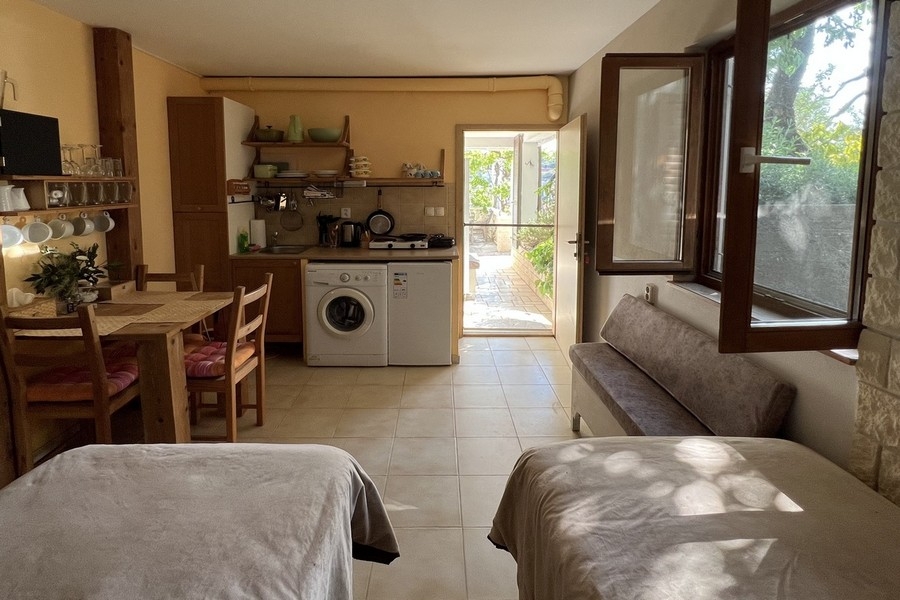 Studio mit Küchenzeile und Zugang zum Außenbereich