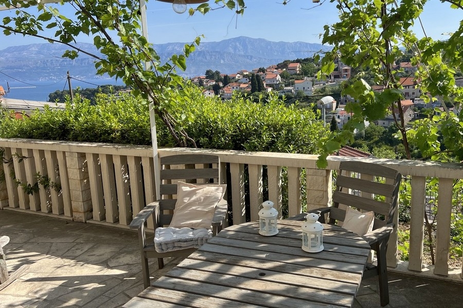 Terrasse mit Sitzgruppe und Meerblick