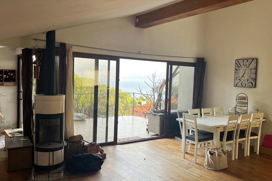 Essbereich mit direktem Zugang zur Terrasse