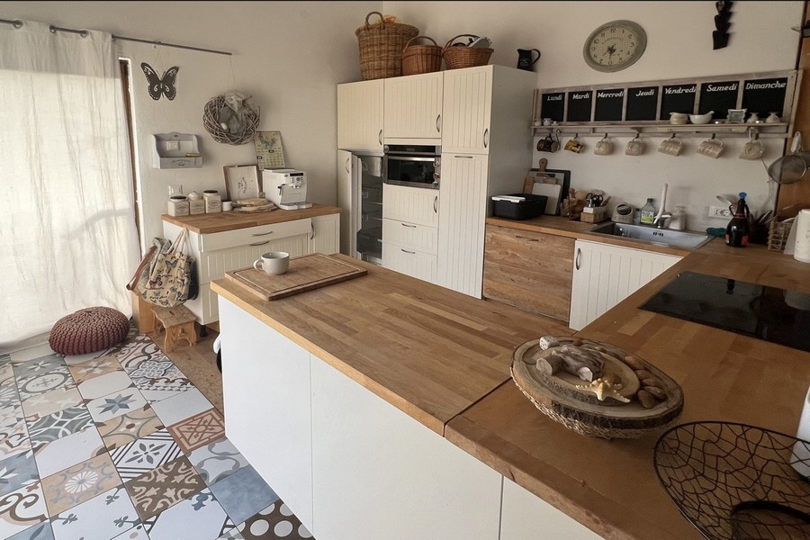 Moderne Küche mit Kochinsel und Holzarbeitsplatte