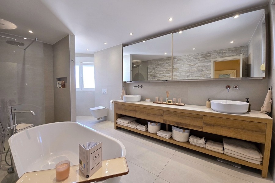 Badezimmer mit freistehender Badewanne und Doppelwaschbecken