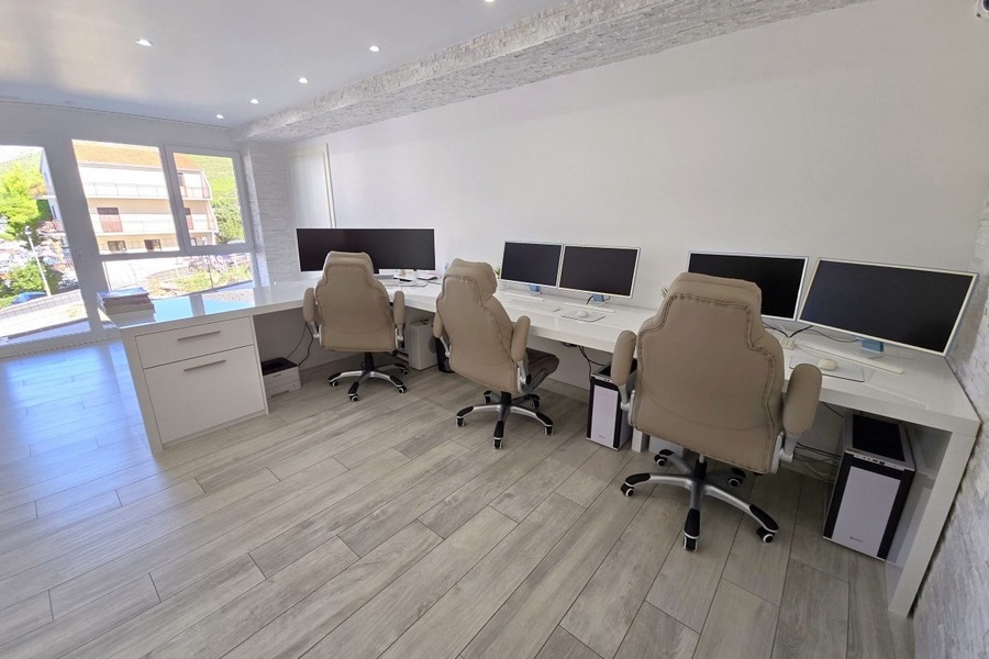 Büro mit mehreren Arbeitsplätzen und großem Fenster