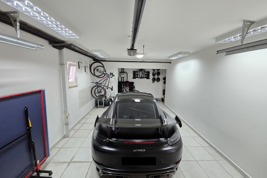 Garage mit Stellplatz für Sportwagen