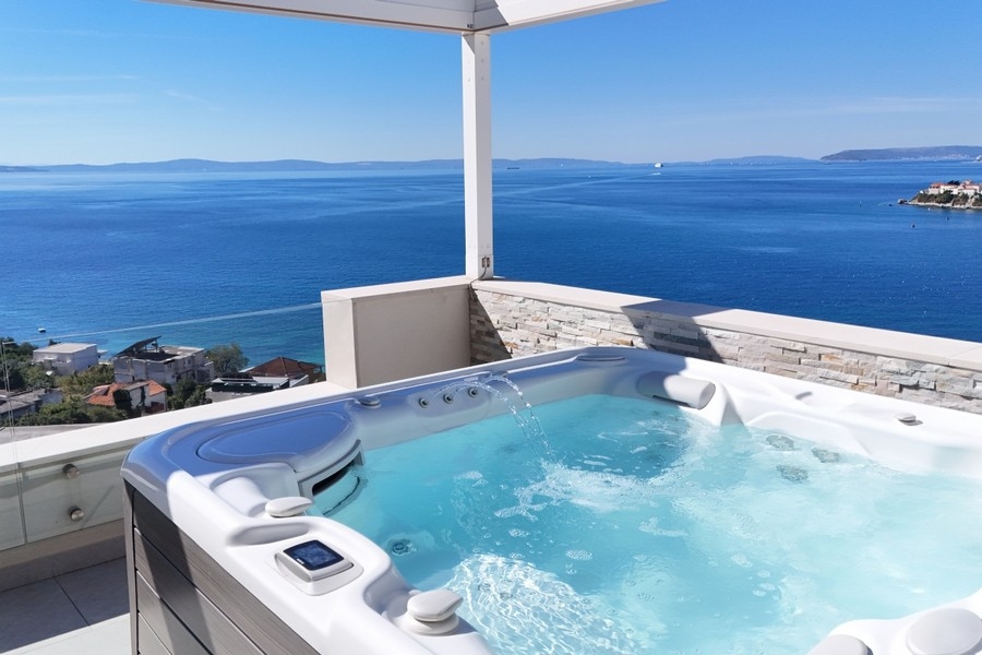Whirlpool mit Panorama-Meerblick in Podstrana, Region Split - Villa H3820