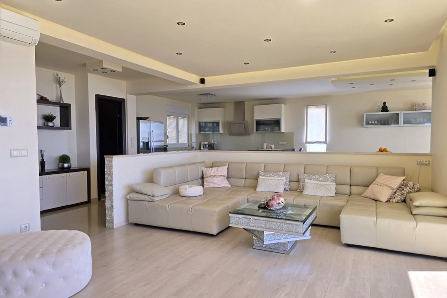 Wohnzimmer mit offener Küche und modernem Design