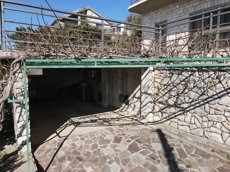 Überdachter Stellplatz auf dem Grundstück