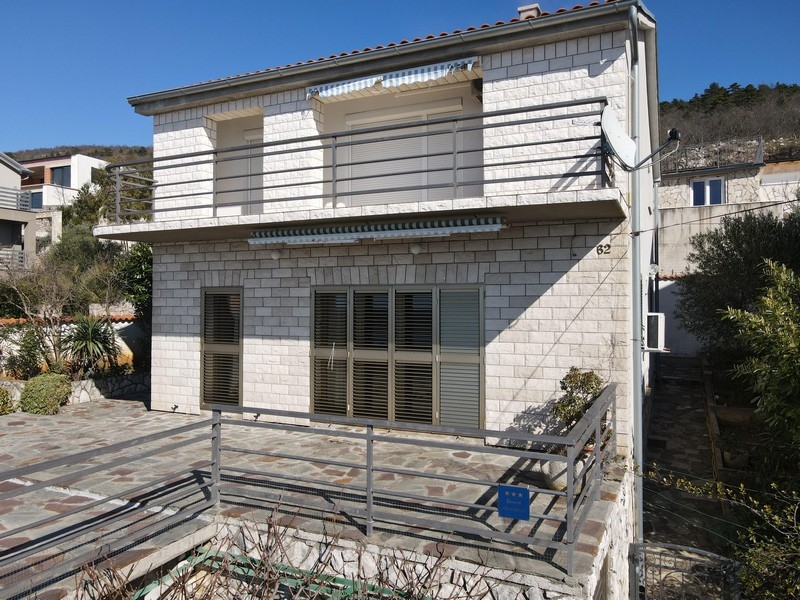 Hausfassade mit Balkon und Terrasse