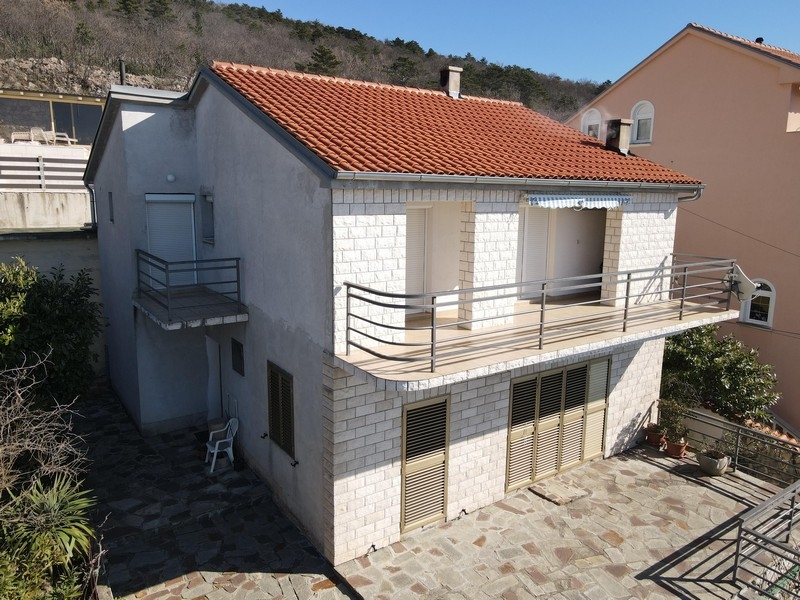 Haus mit Terrasse und Balkon in Hanglage