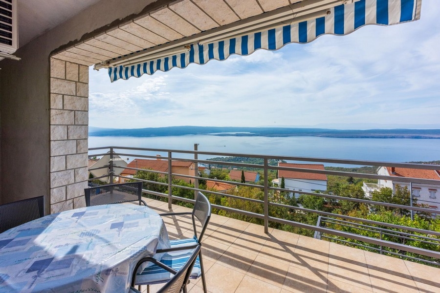 Meerblick von überdachtem Balkon in Kroatien