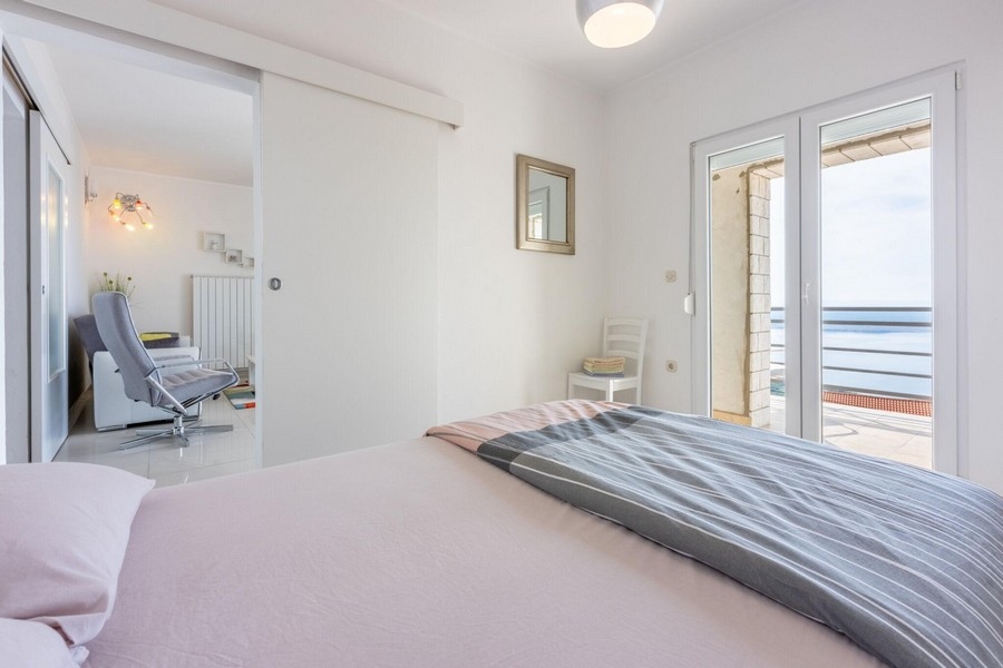 Schlafzimmer mit Balkon und Meerblick