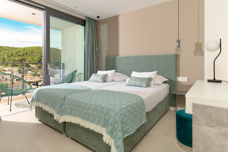 Schlafzimmer mit Balkon und Meerblick