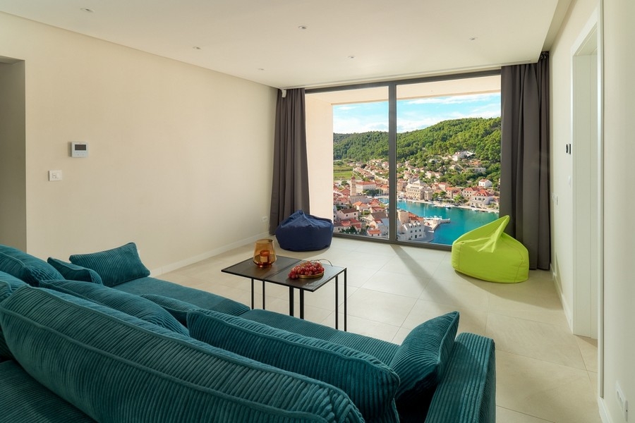 Wohnbereich mit Panoramafenster und Blick auf die Bucht