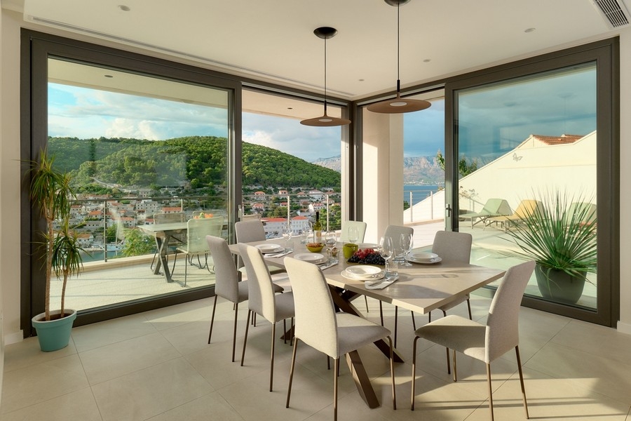 Essbereich mit Panorama-Fenstern und Meerblick