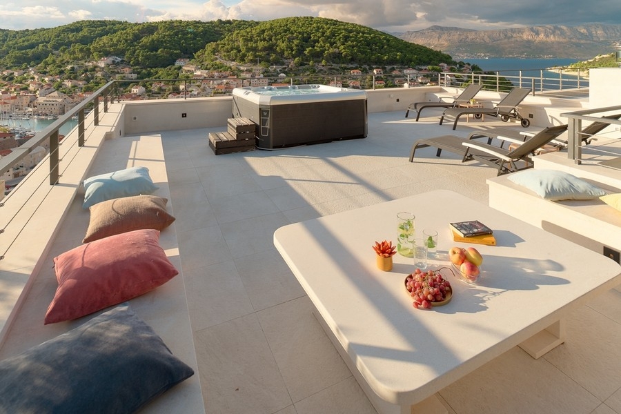 Dachterrasse mit Jacuzzi und Panorama-Meerblick