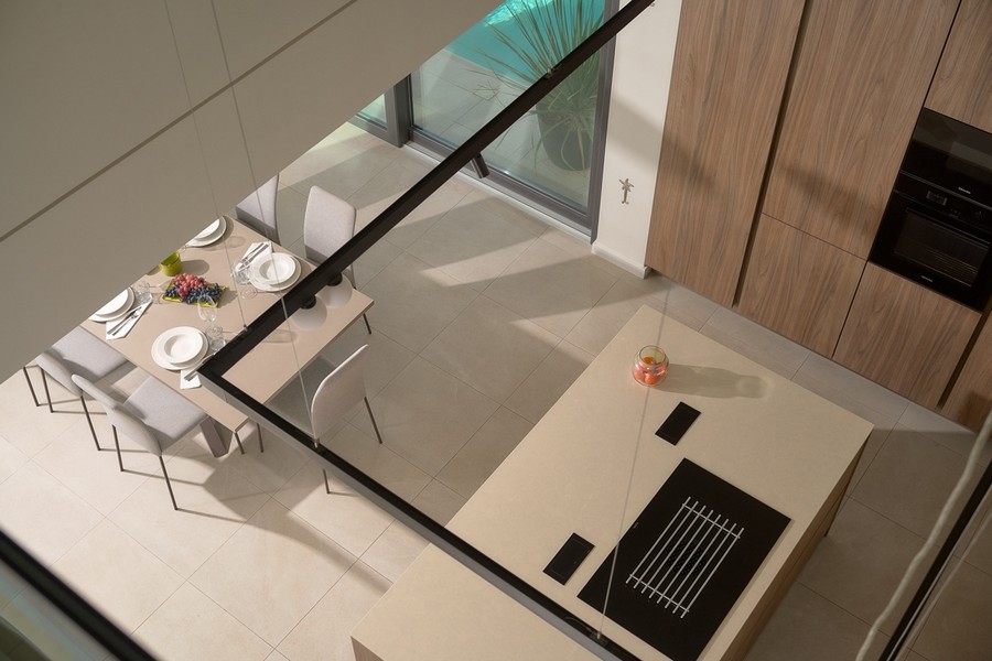 Moderne Küche mit Kochinsel und Blick zum Essbereich