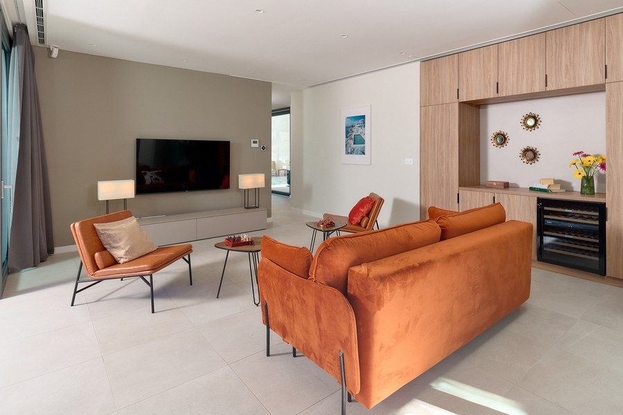 Wohnzimmer mit Designmöbeln und Einbauschrank