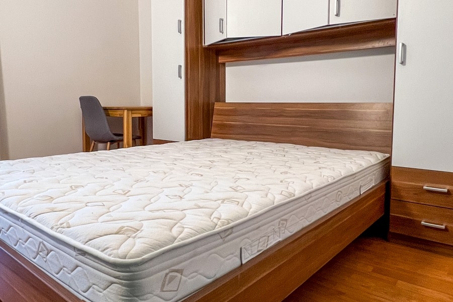 Schlafzimmer mit Einbauschrank und Schreibtisch