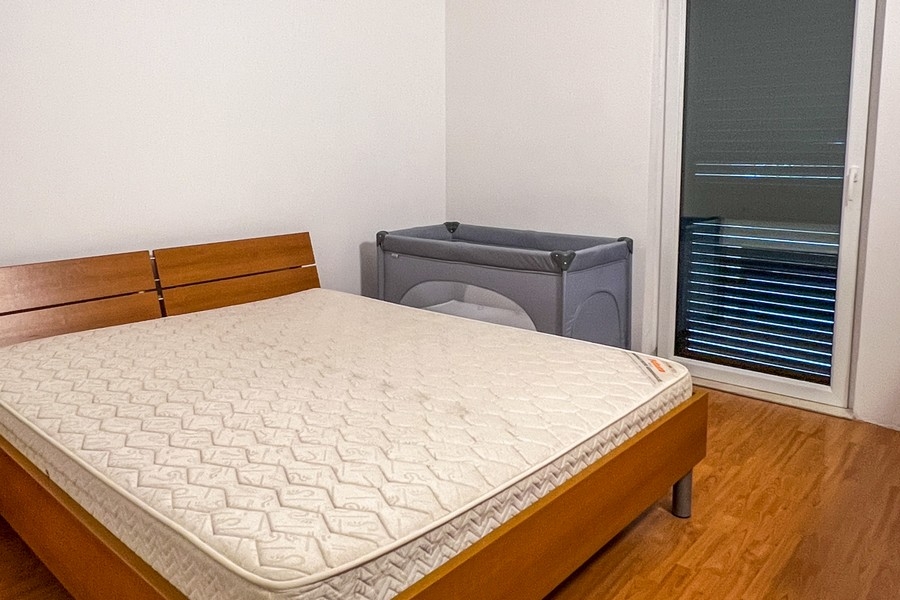 Schlafzimmer mit Doppelbett und Balkonzugang