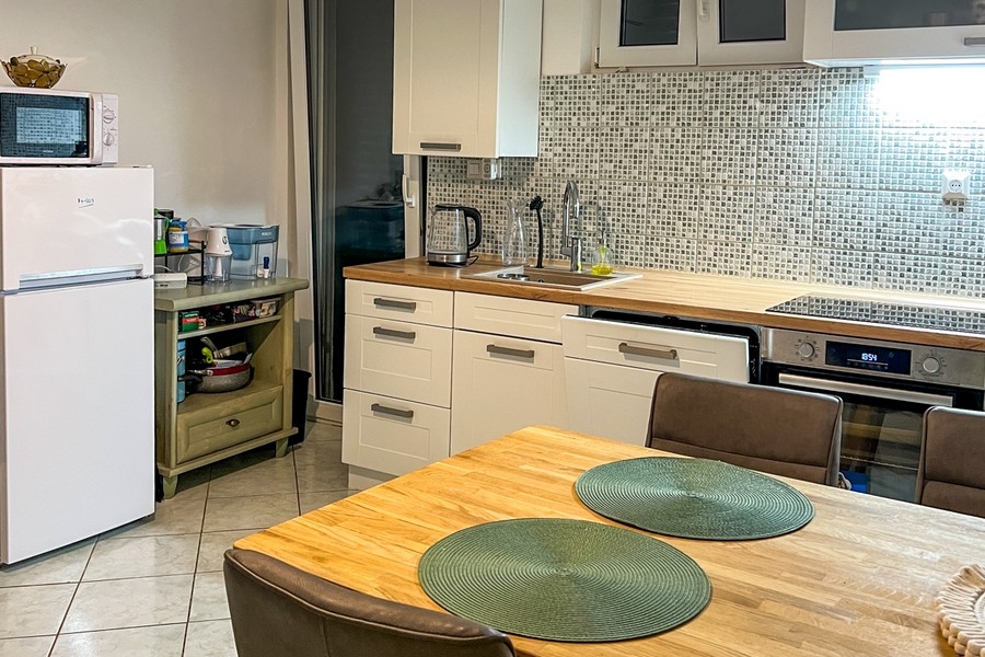 Küche mit Arbeitsfläche und Essbereich