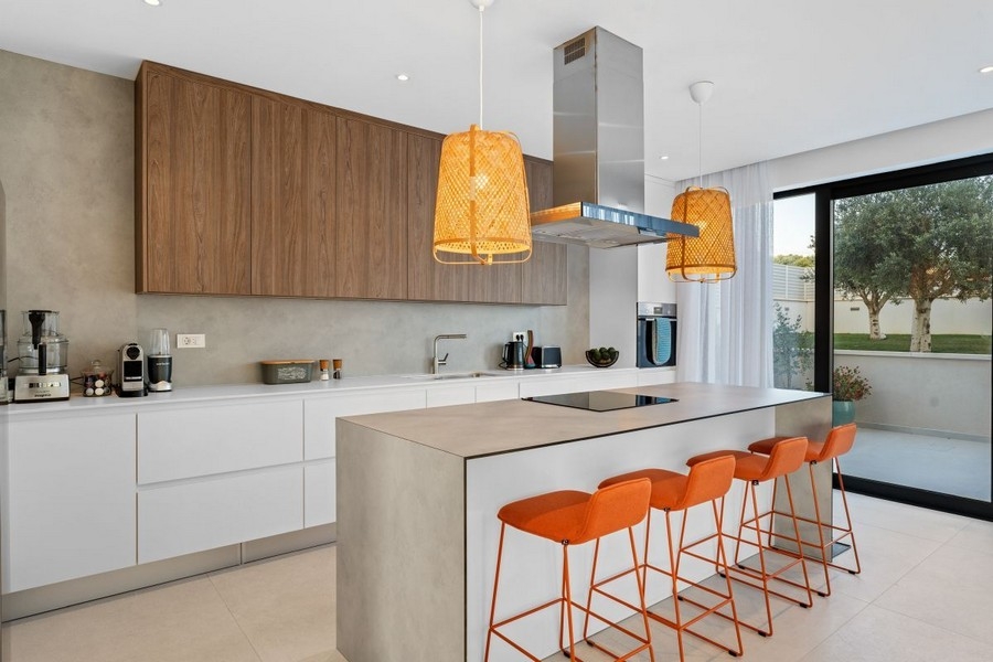 Moderne Küche mit Kochinsel und hochwertigen Einbaugeräten