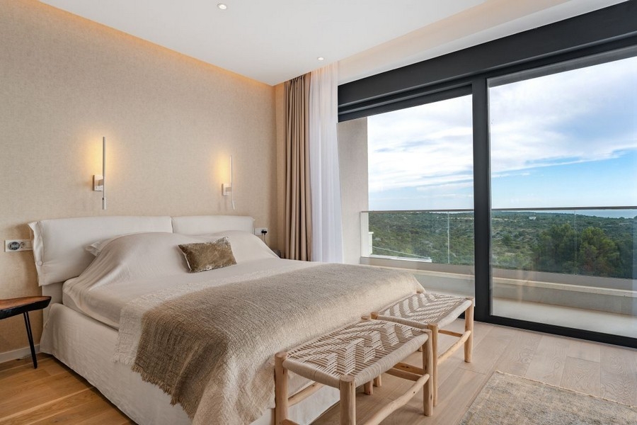 Schlafzimmer mit Balkon und schönem Blick auf die Landschaft und das Meer