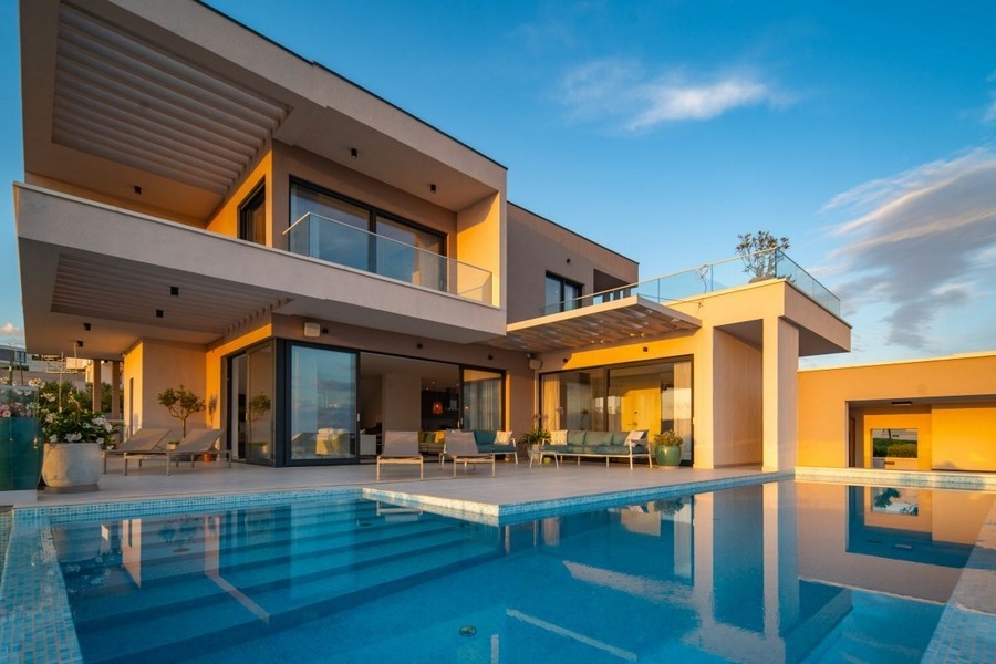 Moderne Luxusvilla mit Infinity-Pool und Meerblick bei Primosten