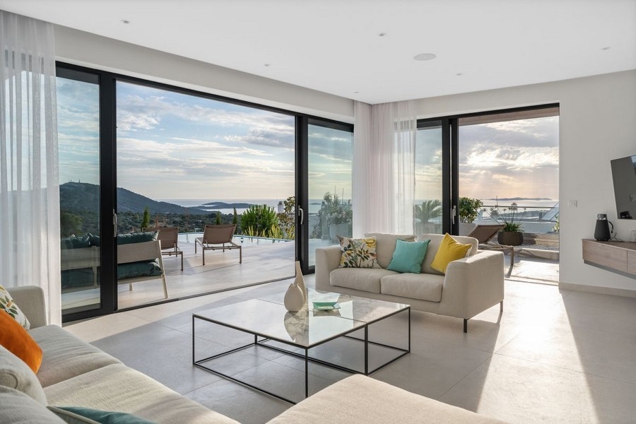 Wohnzimmer mit Zugang zur Terrasse und Blick auf die Küstenlandschaft