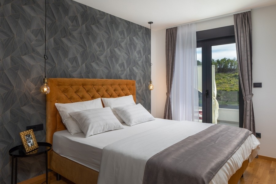 Schlafzimmer mit Doppelbett und Zugang zum Balkon