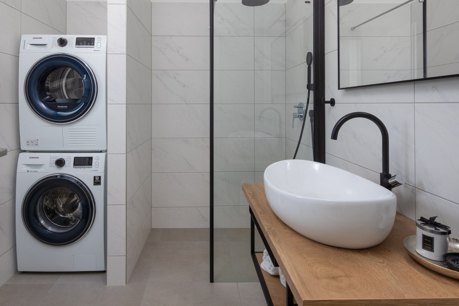 Modernes Badezimmer mit Dusche und Waschmaschine