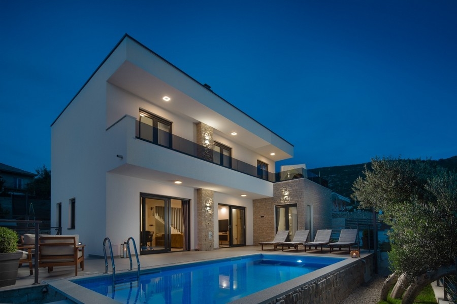 Moderne Villa mit Pool zum Kauf in Dalmatien bei Split.