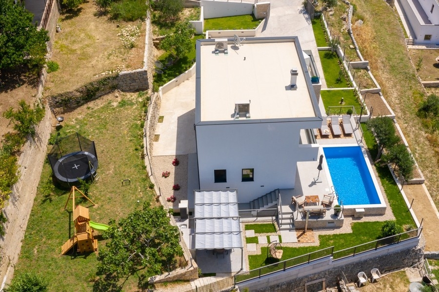 Luftaufnahme der modernen Villa mit Pool und Garten in Dalmatien