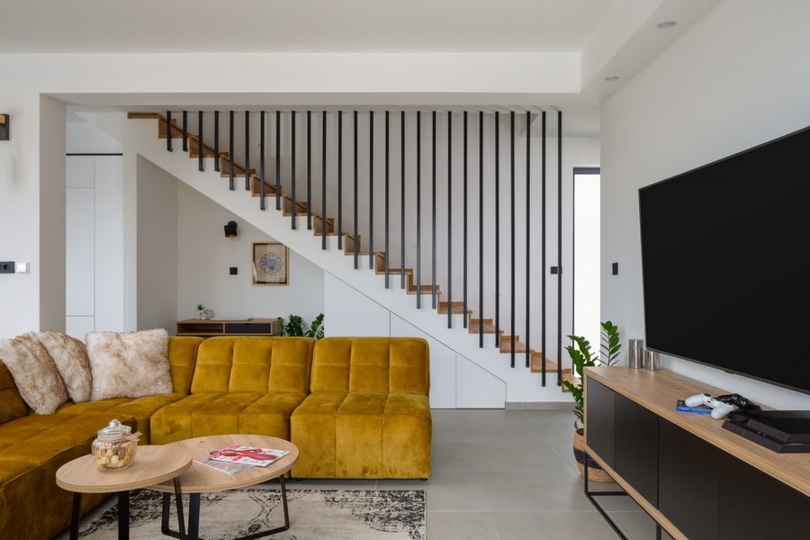 Moderner Wohnbereich mit Treppe und TV-Lounge