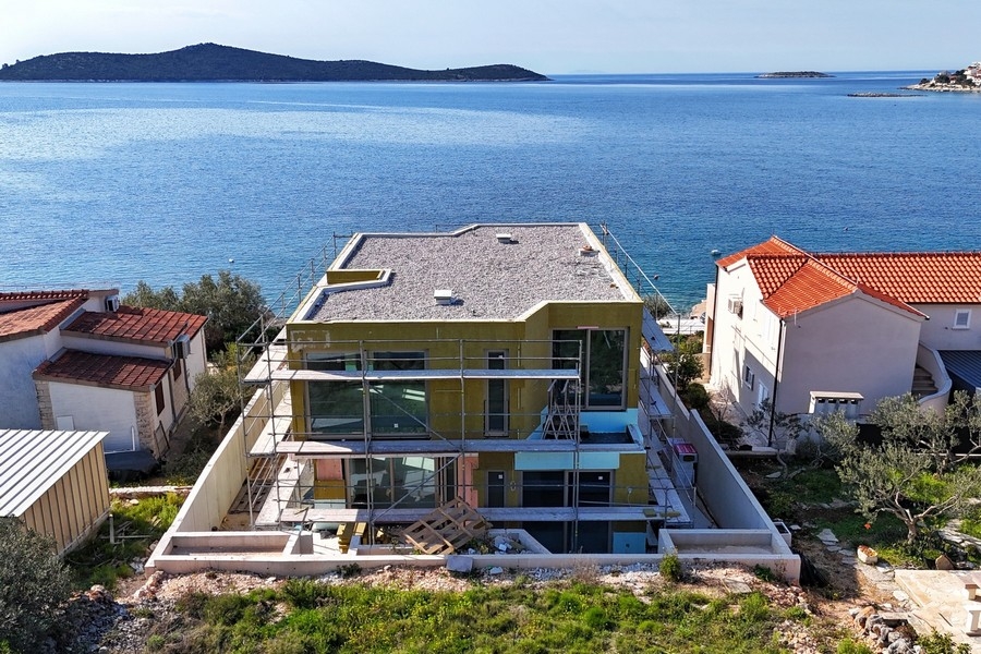Hoher Rohbau der Villa H3826 direkt am Meer in Kroatien - Immobilienmakler: Panorama Scouting.