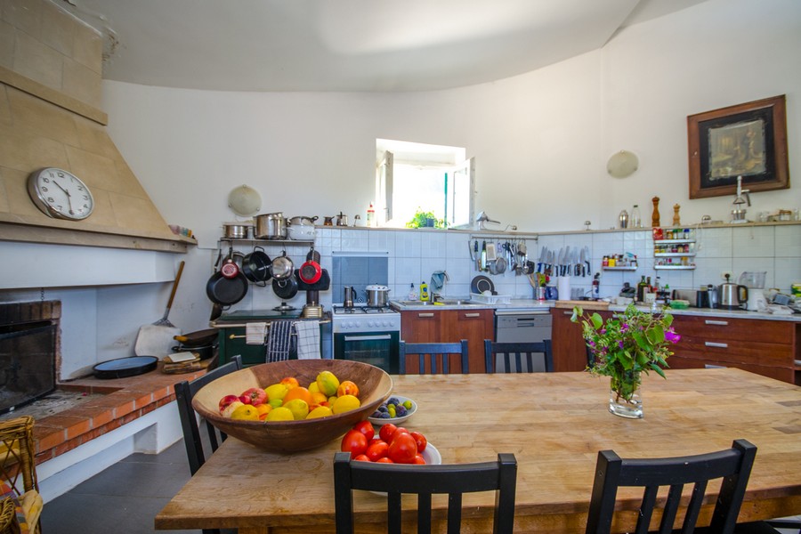 Küche mit Essbereich und traditionellem Kamin