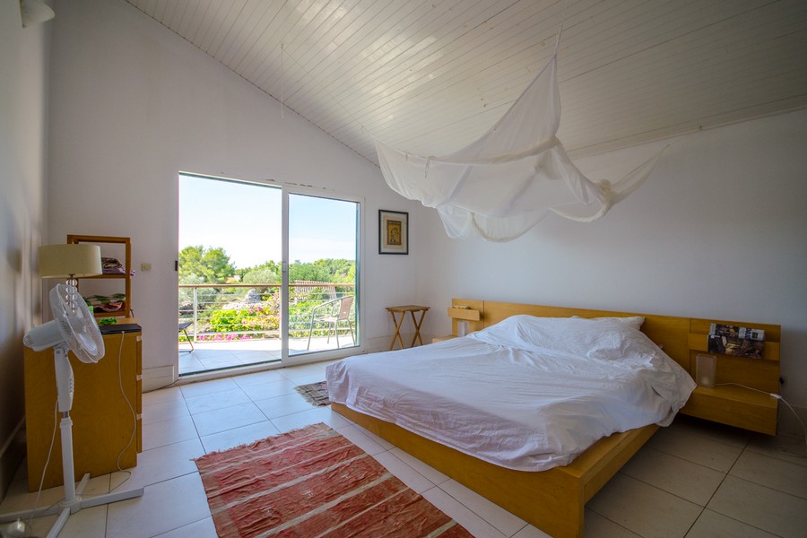 Schlafzimmer mit Doppelbett und Balkonzugang