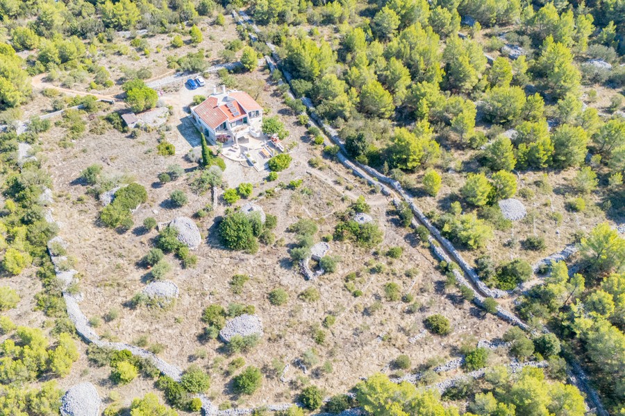 Haus mit großem Grundstück zum Kauf in Dalmatien.