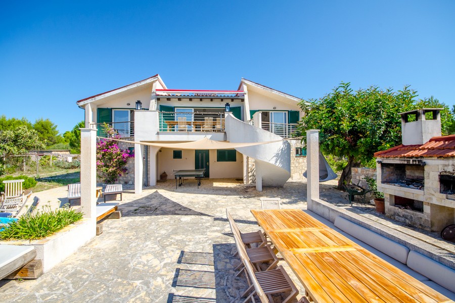 Haus mit großer Terrasse und Außenküche auf der Insel Brac