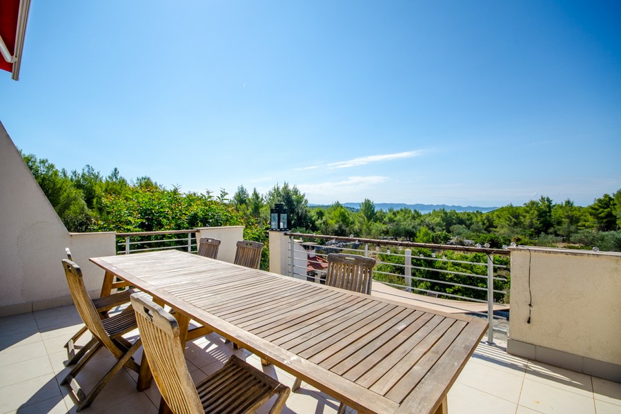 Große Terrasse mit Esstisch und Blick ins Grüne auf Brac