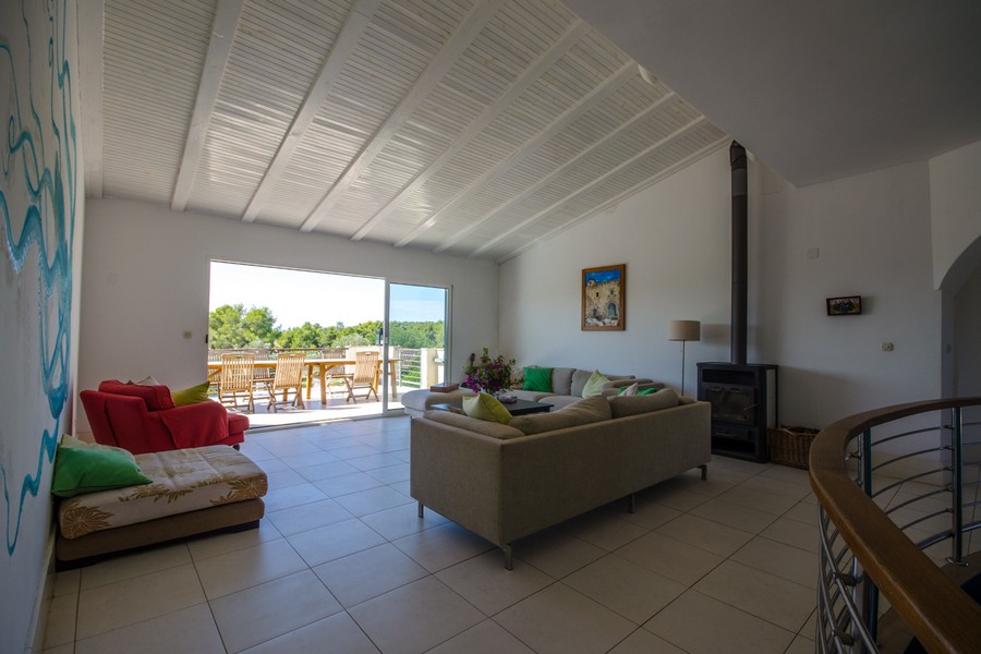 Helles Wohnzimmer mit großer Fensterfront und Terrassenzugang