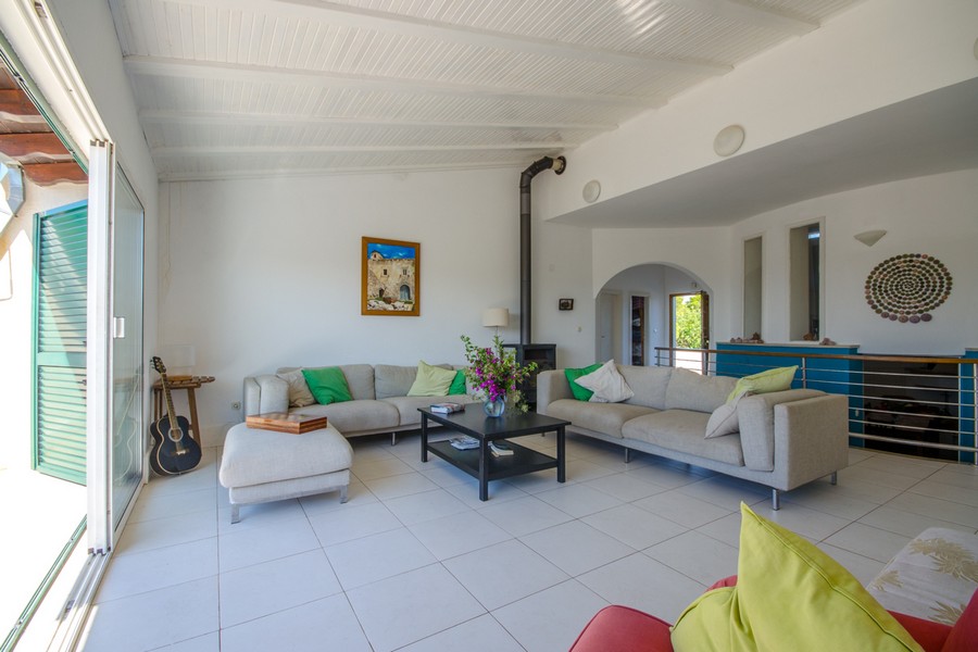 Wohnbereich mit Kaminofen und moderner Sitzgruppe