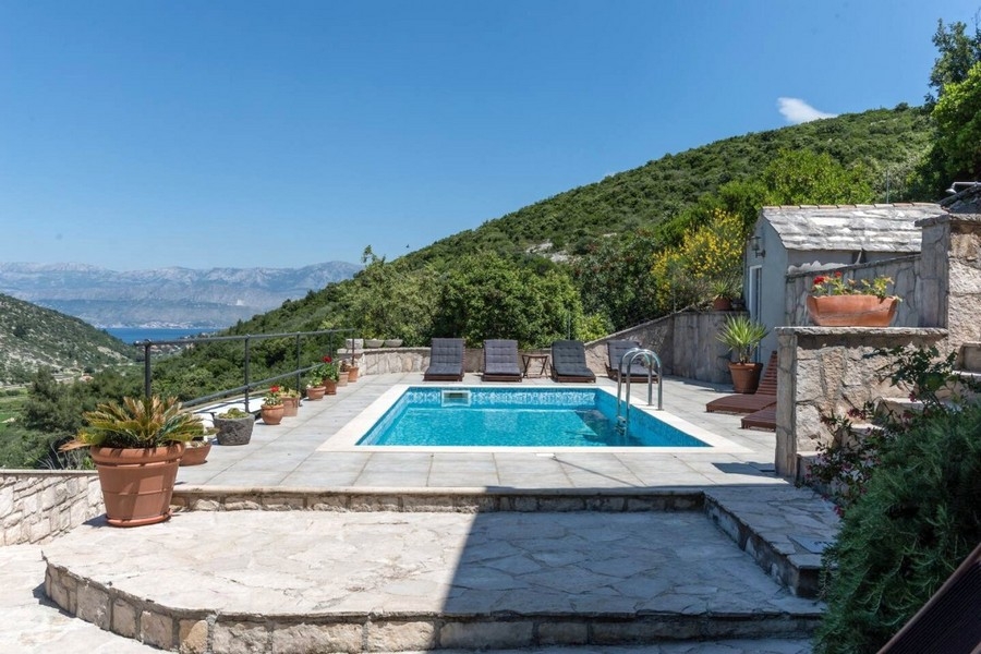 Swimmingpool und Meerblick des Steinhauses H3828, Kroatien.