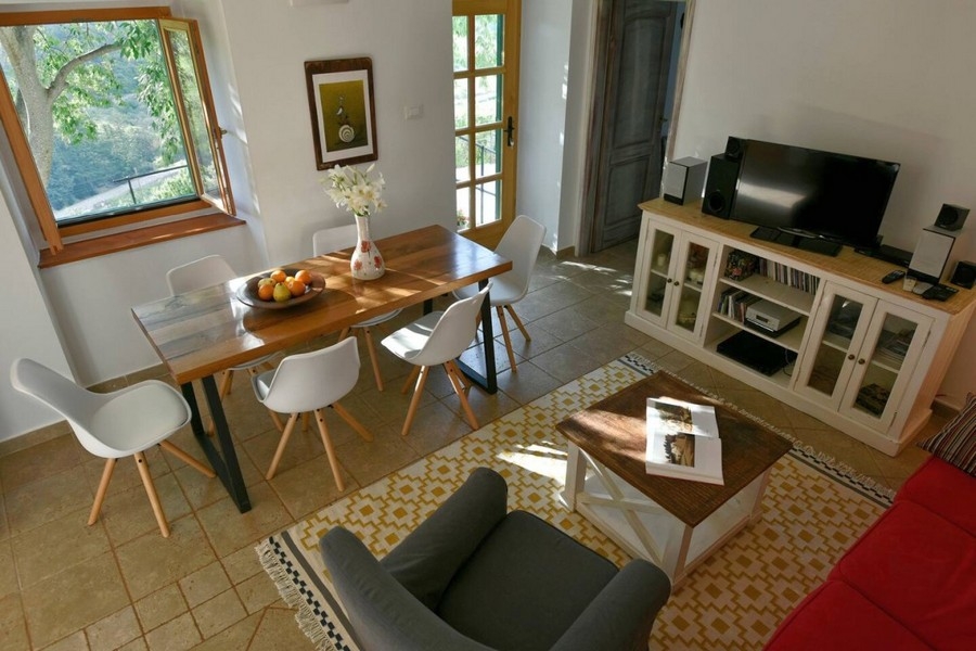 Der gepflegte und helle Wohnbereich der Immobilie H3828.