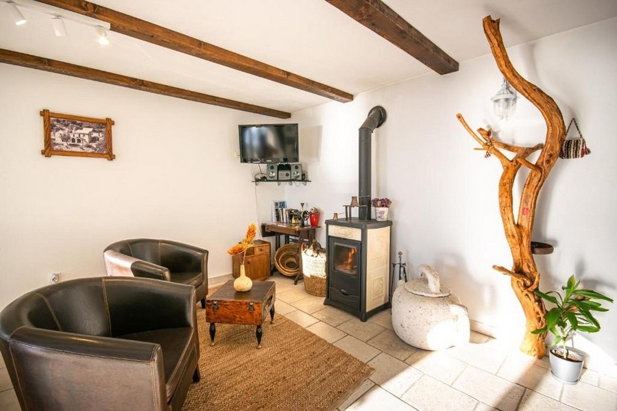 Sitzecke mit Kaminofen im Wohnraum