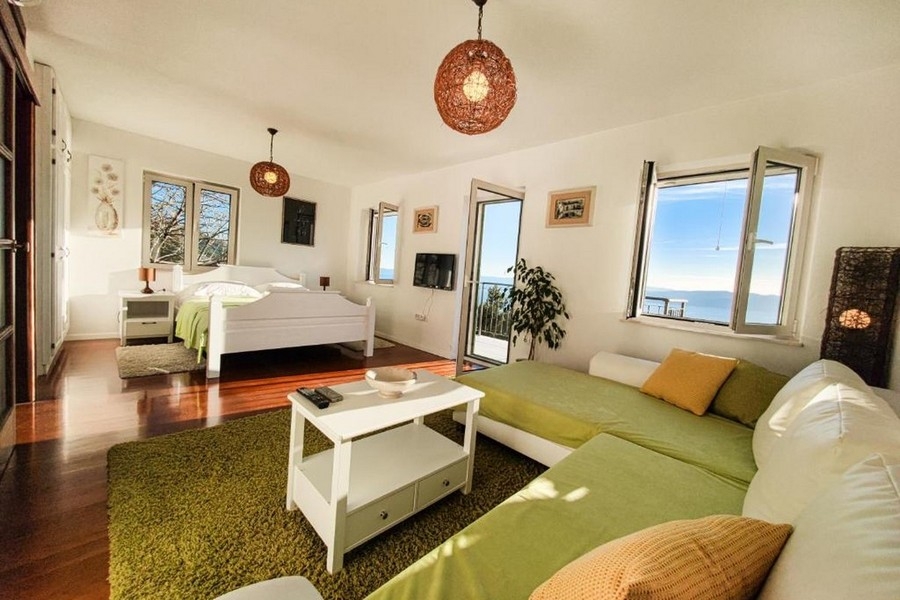 Schlafzimmer mit Meerblick und Balkonzugang