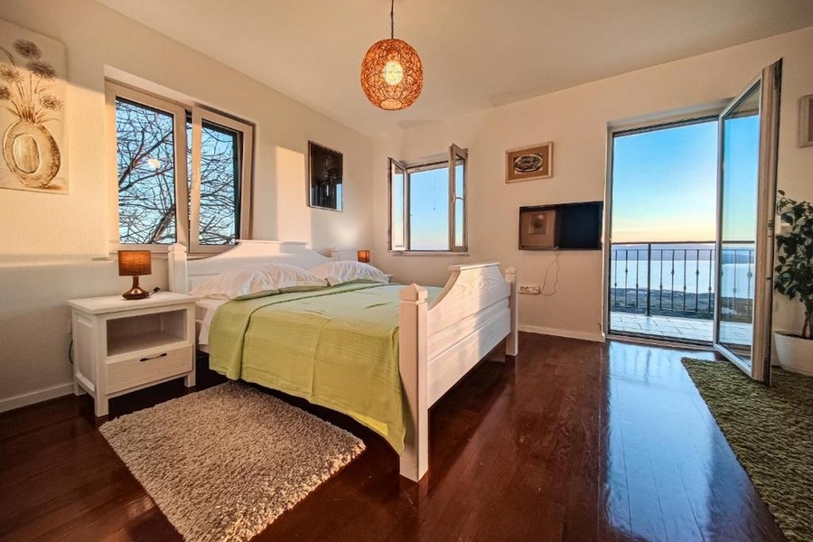 Schlafzimmer mit Bett und Blick auf das Meer