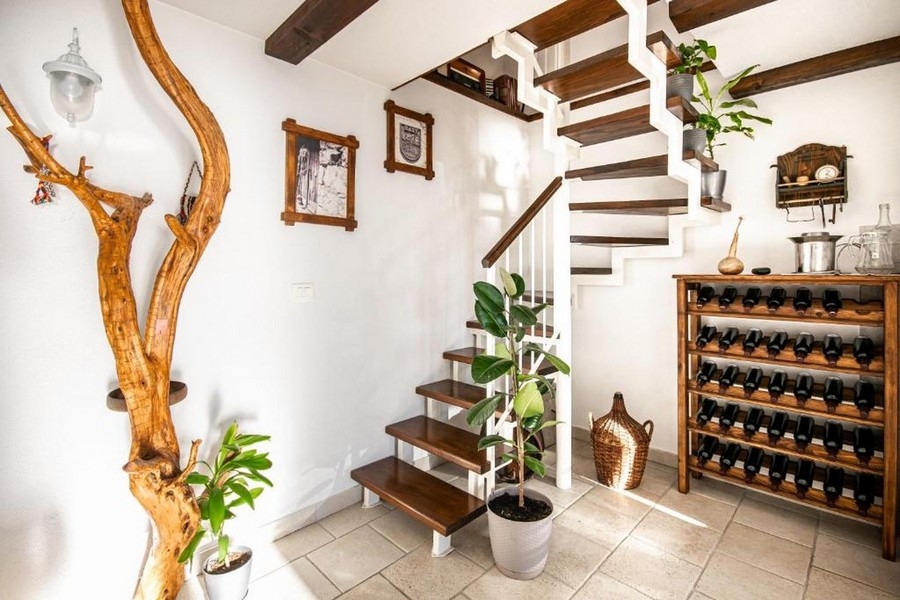 Treppe im Wohnbereich mit Holzstufen