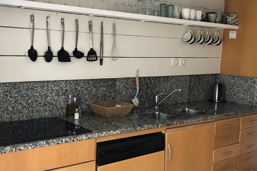 Küche mit Granitarbeitsplatte und Holzfronten